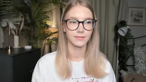 Snapshot of eternity_cuite chatting on October 22, 5:45 am Natalie online show from October 22, 5:45 am