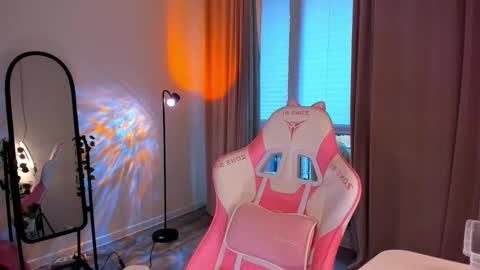 Eva Davis online show from March 16, 5:44 am