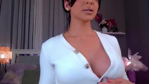 evareyss online show from October 27, 4:57 pm