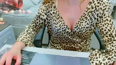 evelove online show from March 25, 8:12 pm