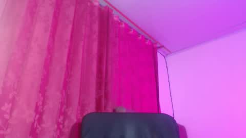 Evelyn Sandoval online show from October 25, 2:30 am