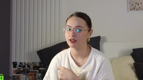 evi_woow online show from January 26, 4:30 pm