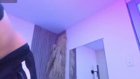 ey_im_simone_ online show from August 5, 7:20 pm