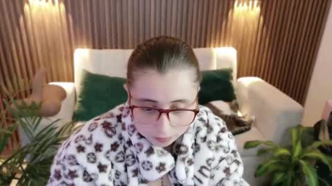 Feelena online show from November 5, 7:30 pm