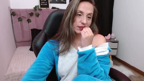 Snapshot of fenix_11_ chatting on January 25, 8:53 am Alejandra online show from January 25, 8:53 am