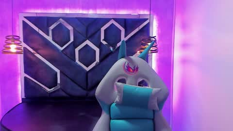   online show from February 6, 12:04 pm