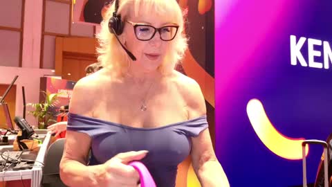 Snapshot of fitcougarcb chatting on September 28, 9:03 am Bianca online show from September 28, 9:03 am