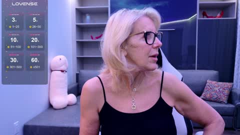 Snapshot of fitcougarcb chatting on February 7, 12:42 am Bianca online show from February 7, 12:42 am