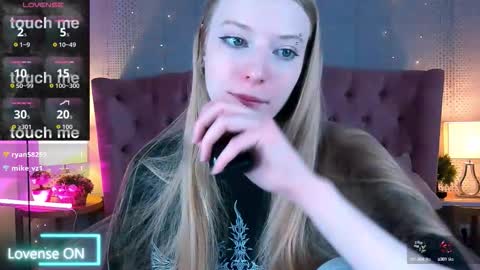 Snapshot of fluffy_ice chatting on October 11, 9:50 pm Mia online show from October 11, 9:50 pm