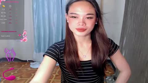 Snapshot of fuchsia_love chatting on October 4, 4:22 pm HI IM RONA DONT FORGET GIVE ME THUMBS UP AND JOIN TO MY FANCLUB online show from October 4, 4:22 pm