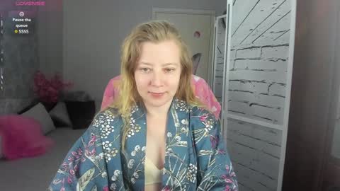 Snapshot of funny_bunny4 chatting on December 22, 12:16 pm funny_bunny4 online show from December 22, 12:16 pm