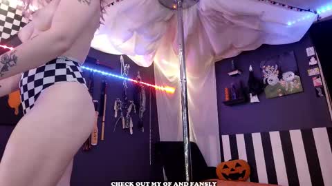 Giggles online show from November 13, 4:39 pm