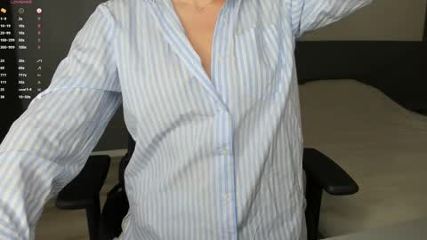 gigihadd online show from October 26, 3:51 pm