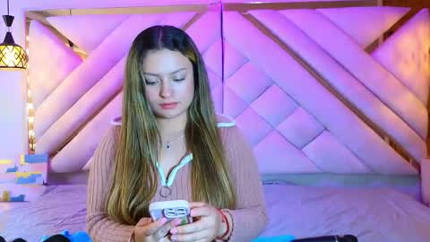 Giigii Hadid  online show from April 13, 7:14 pm