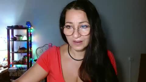 GinaONeon online show from October 29, 8:00 pm