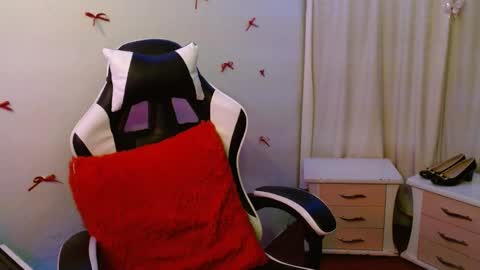 Snapshot of giselle_greey chatting on October 8, 7:35 am giselle_greey online show from October 8, 7:35 am