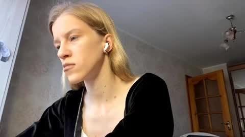 gladyswigg online show from April 15, 9:10 am