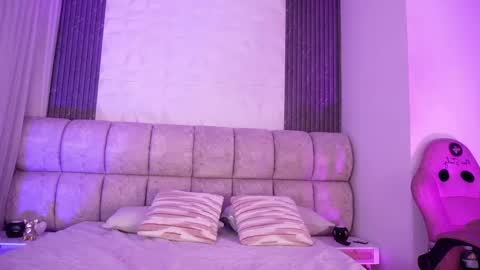 goddess_eli77 online show from April 19, 3:06 am