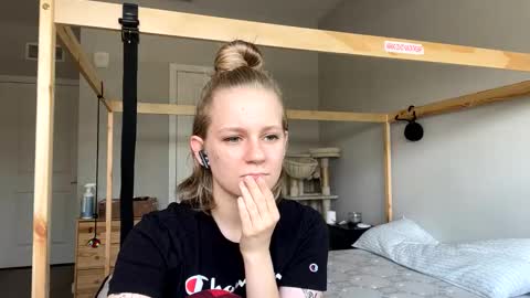 feyaa22 online show from February 5, 4:37 pm