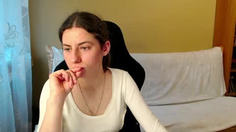 Elizabeth Effie online show from June 8, 4:19 pm
