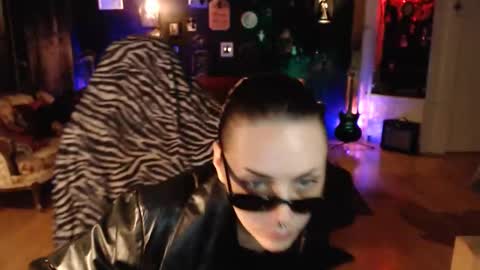 Snapshot of gothstripper chatting on October 30, 11:28 pm Hezra online show from October 30, 11:28 pm