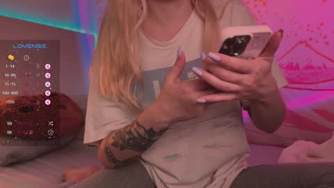 Snapshot of h2h0e chatting on January 22, 5:06 pm Lana online show from January 22, 5:06 pm