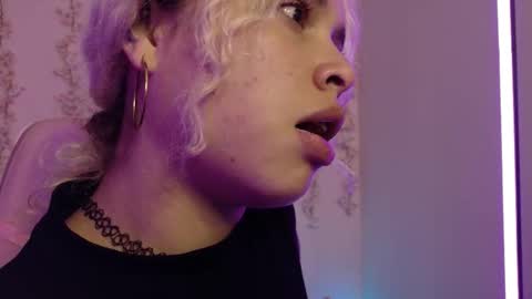 Haely online show from March 1, 8:41 pm