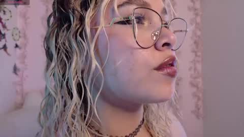 Haely online show from April 19, 8:33 pm