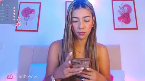 Snapshot of hannabronw chatting on February 4, 9:31 pm Eliana online show from February 4, 9:31 pm