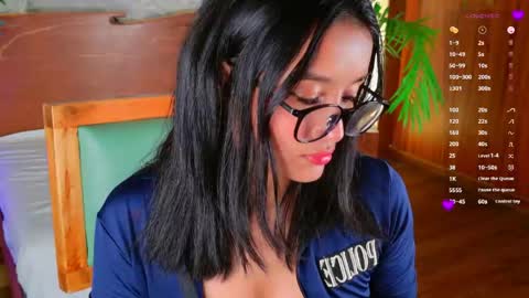 hannahmonttgomery  Help me reach 100 Hands up online show from June 10, 4:33 am