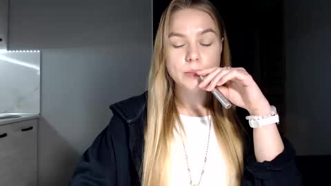 happy_fox_ online show from December 4, 8:42 pm