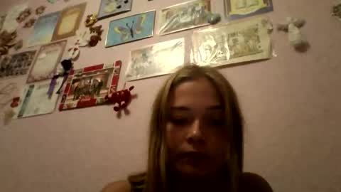Snapshot of happyemily18 chatting on October 25, 6:59 pm happyemily  online show from October 25, 6:59 pm
