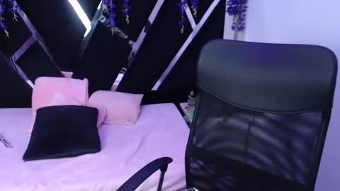 hazel_18_ online show from April 11, 5:38 pm