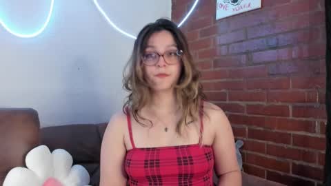 Snapshot of hazelbrownn23 chatting on February 11, 5:18 pm Hazel Brown online show from February 11, 5:18 pm