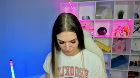 Snapshot of hellen__moore chatting on December 23, 1:08 am GTM3Mon Wed Thu Fri Sun 0400 am-1030pm online show from December 23, 1:08 am