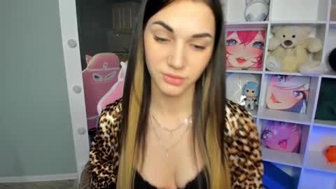 Snapshot of hellen__moore chatting on December 4, 1:03 am GTM3Mon Wed Thu Fri Sun 0400 am-1030pm online show from December 4, 1:03 am