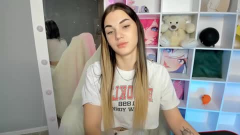 Snapshot of hellen__moore chatting on December 6, 1:07 am GTM3Mon Wed Thu Fri Sun 0400 am-1030pm online show from December 6, 1:07 am