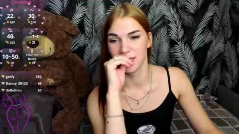 Snapshot of hellen__moore chatting on September 30, 1:44 am GTM3Mon Wed Thu Fri Sun 0400 am-1030pm online show from September 30, 1:44 am