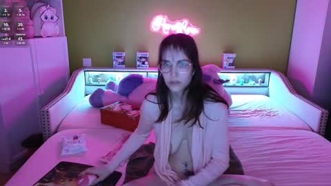 Snapshot of heraluna_ chatting on February 13, 10:54 pm HeraLuna  online show from February 13, 10:54 pm