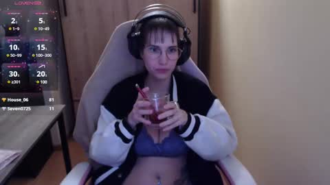 Snapshot of heraluna_ chatting on December 10, 9:33 pm HeraLuna  online show from December 10, 9:33 pm