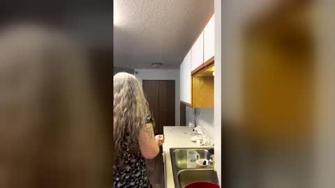 hippysnewhere online show from April 23, 11:18 pm