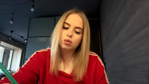 Mia online show from April 18, 9:12 am