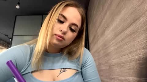 Mia online show from April 15, 9:32 am