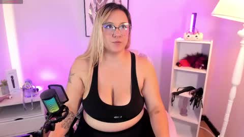 Hollie online show from April 13, 12:06 pm