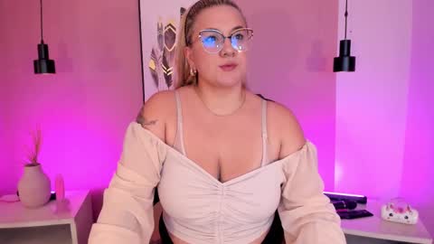 Hollie online show from September 23, 12:03 pm