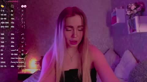 holly_molly8 online show from March 6, 7:25 am