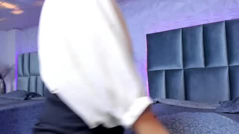 hollypeach_ online show from December 15, 8:25 pm