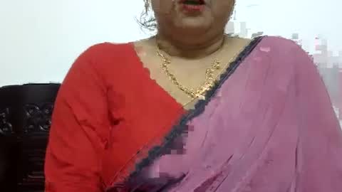 Snapshot of horneydesibabe chatting on December 24, 6:17 pm horneydesibabe online show from December 24, 6:17 pm