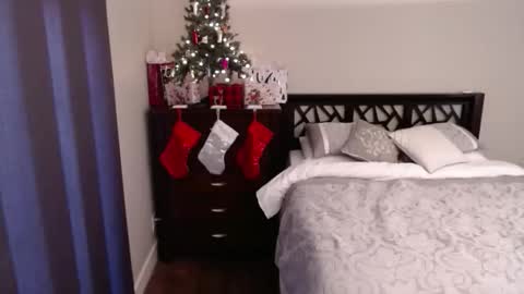 Rose Redwood online show from December 17, 11:53 pm