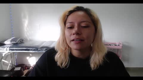 Mia online show from March 2, 1:09 pm